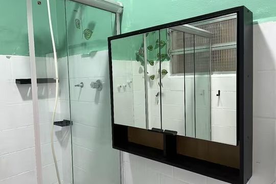 Banheiro de kitnet/studio para alugar com 1 quarto, 30m² em Botafogo, Rio de Janeiro