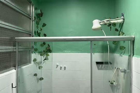 Banheiro de kitnet/studio para alugar com 1 quarto, 30m² em Botafogo, Rio de Janeiro