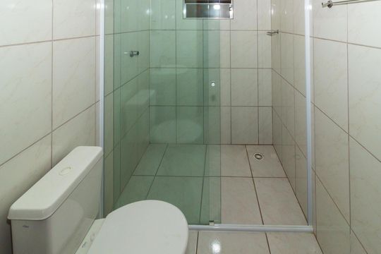 Banheiro de casa para alugar com 3 quartos, 110m² em Sítio Cocaia, São Paulo