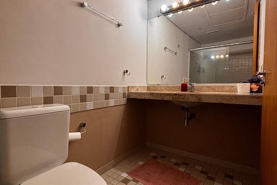 Banheiro de apartamento à venda com 1 quarto, 33m² em Alphaville Industrial, Barueri