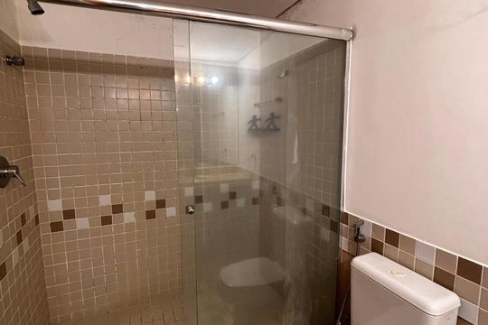Banheiro de apartamento à venda com 1 quarto, 33m² em Alphaville Industrial, Barueri