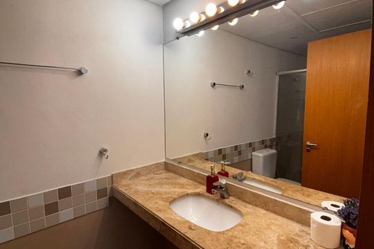 Banheiro de apartamento à venda com 1 quarto, 33m² em Alphaville Industrial, Barueri