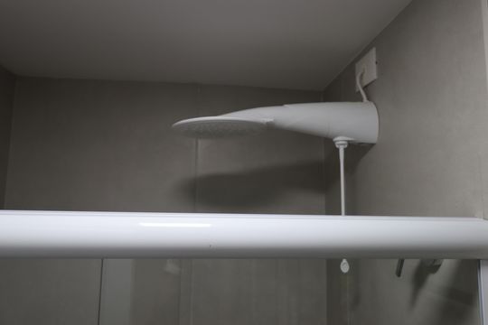 Banheiro de kitnet/studio para alugar com 1 quarto, 31m² em Jardim Armação, Salvador