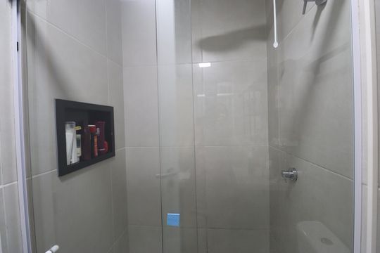 Banheiro de kitnet/studio para alugar com 1 quarto, 31m² em Jardim Armação, Salvador