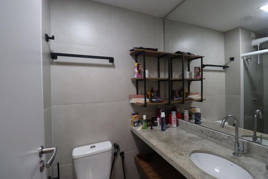 Banheiro de kitnet/studio para alugar com 1 quarto, 31m² em Jardim Armação, Salvador