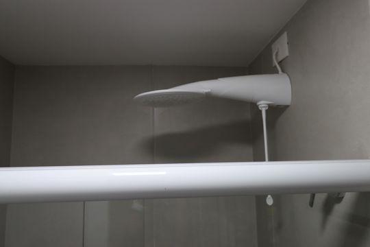 Banheiro de kitnet/studio para alugar com 1 quarto, 31m² em Jardim Armação, Salvador