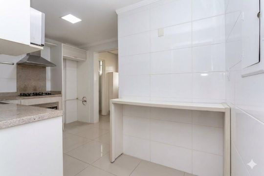 Cozinha de apartamento para alugar com 2 quartos, 145m² em Passo d’Areia, Porto Alegre