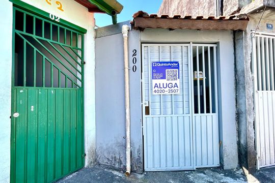 Placa grande instalada na fachada do imóvel  de casa para alugar com 2 quartos, 100m² em Jardim Guilhermino, Guarulhos