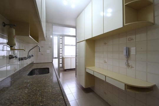 Cozinha de apartamento para alugar com 2 quartos, 93m² em Itaim Bibi, São Paulo
