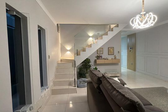 Casa à venda com 3 quartos, 180m² em Vila Bertioga, São Paulo