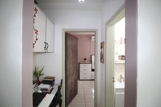 Corredor de apartamento à venda com 1 quarto, 43m² em Jardim do Salso, Porto Alegre