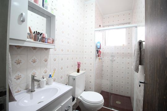 Banheiro de apartamento à venda com 1 quarto, 43m² em Jardim do Salso, Porto Alegre