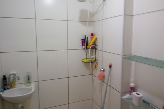 Banheiro de apartamento à venda com 1 quarto, 43m² em Centro Urbano, Brasília