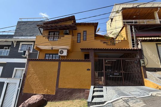 Fachada de casa de condomínio à venda com 3 quartos, 130m² em Taquara, Rio de Janeiro