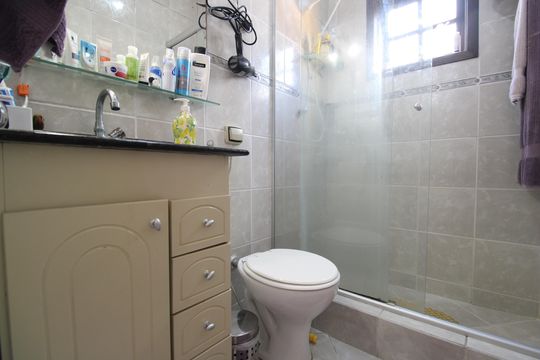 Banheiro da suíte 2 de casa de condomínio à venda com 3 quartos, 130m² em Taquara, Rio de Janeiro