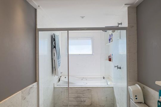 Banheiro da Suíte 1 de apartamento à venda com 3 quartos, 210m² em Campo Belo, São Paulo