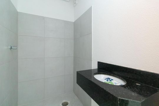 Banheiro de apartamento à venda com 1 quarto, 24m² em Centro Histórico, Porto Alegre