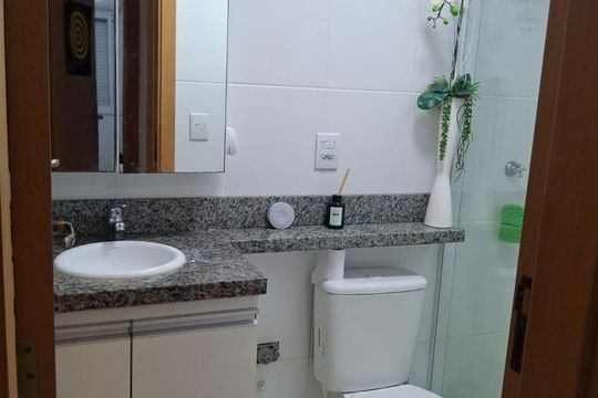 Banheiro de apartamento à venda com 2 quartos, 55m² em Passo do Feijó, Porto Alegre