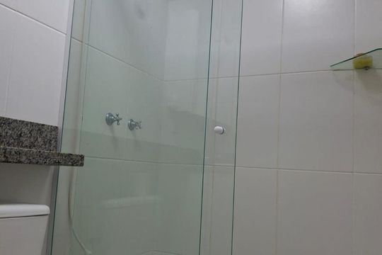 Banheiro de apartamento à venda com 2 quartos, 55m² em Passo do Feijó, Porto Alegre