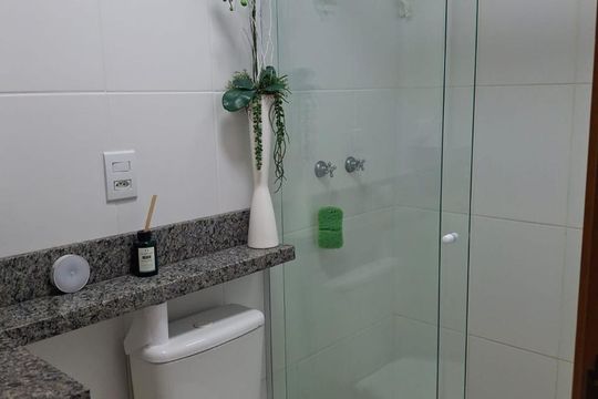 Banheiro de apartamento à venda com 2 quartos, 55m² em Passo do Feijó, Porto Alegre