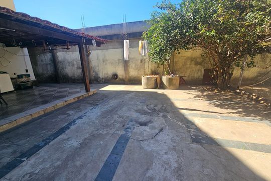Área externa de casa para alugar com 2 quartos, 250m² em Heliópolis, Belo Horizonte