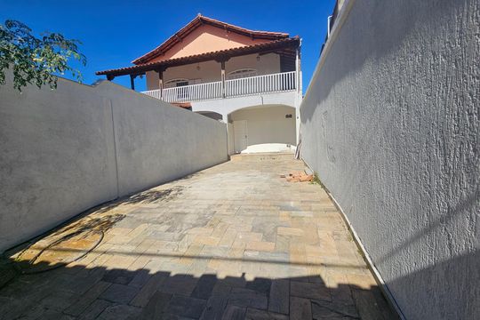 Área externa de casa para alugar com 3 quartos, 150m² em Heliópolis, Belo Horizonte