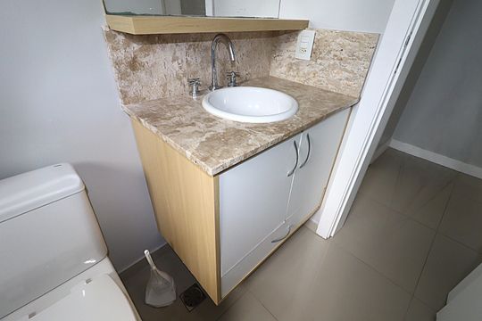 Banheiro  de apartamento à venda com 2 quartos, 56m² em Jardim Carvalho, Porto Alegre