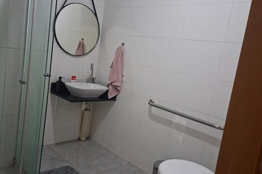 Banheiro de casa de condomínio para alugar com 2 quartos, 46m² em Parque Sarapuí, Duque de Caxias