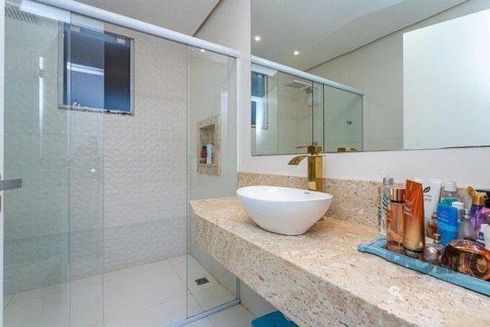Banheiro de casa à venda com 3 quartos, 350m² em Santo Antônio, Porto Alegre