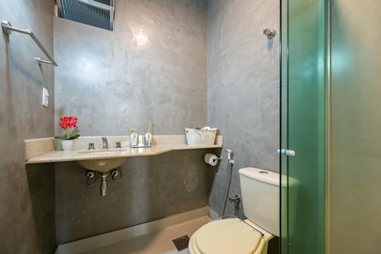 Banheiro de apartamento à venda com 2 quartos, 51m² em Catete, Rio de Janeiro