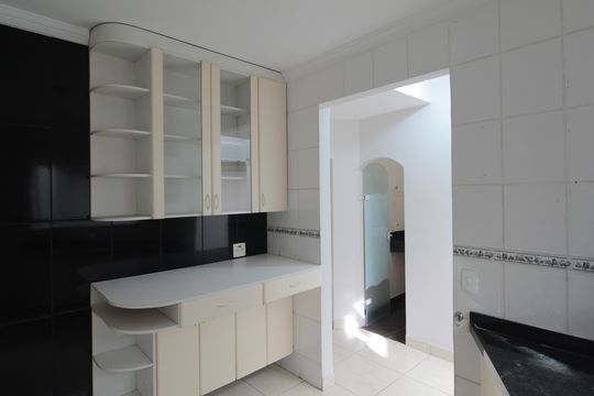 Cozinha de casa para alugar com 3 quartos, 120m² em Santa Amelia, Belo Horizonte