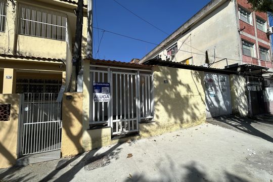 Fachada + placa de casa para alugar com 1 quarto, 28m² em Bento Ribeiro, Rio de Janeiro