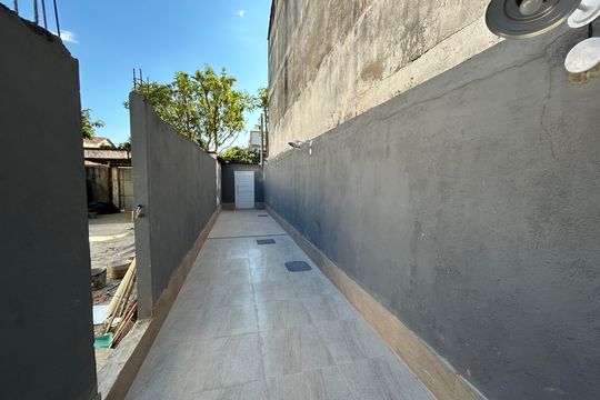 Corredor de casa para alugar com 1 quarto, 28m² em Bento Ribeiro, Rio de Janeiro