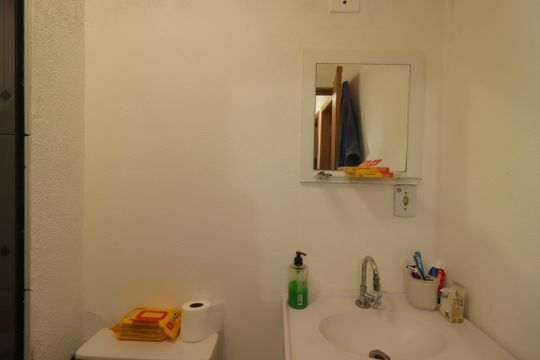 Banheiro de apartamento à venda com 2 quartos, 60m² em Parque Sao Vicente, Santo André