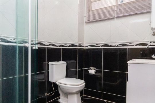 Banheiro de apartamento para alugar com 3 quartos, 60m² em São Sebastião, Porto Alegre