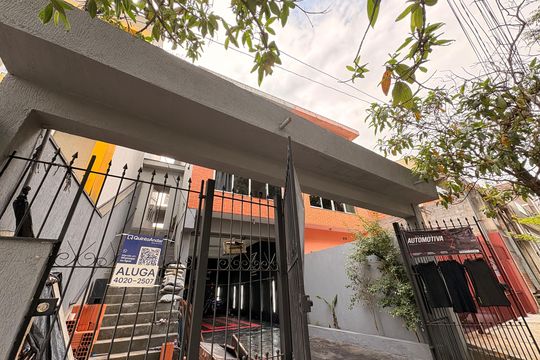 Fachada + plaquinha FRAY-593 de casa para alugar com 1 quarto, 80m² em Jardim Las Vegas, Santo André