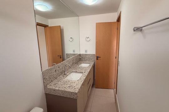 Banheiro da Suíte 2 de apartamento à venda com 2 quartos, 66m² em Setor Bueno, Goiânia