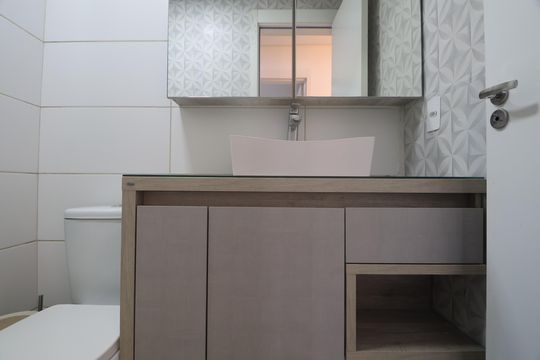 Banheiro  de apartamento para alugar com 2 quartos, 48m² em Marechal Rondon, Canoas