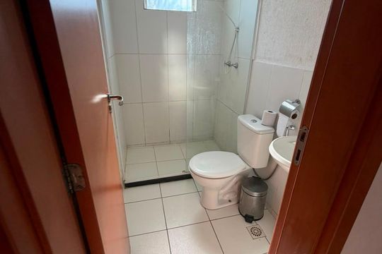 Banheiro de apartamento para alugar com 2 quartos, 48m² em Novo Jockey, Campos dos Goytacazes