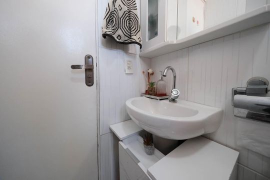Banheiro de apartamento à venda com 2 quartos, 50m² em Vila Euthalia, São Paulo