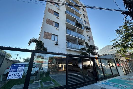 Fachada + placa de apartamento para alugar com 2 quartos, 50m² em Campinho, Rio de Janeiro