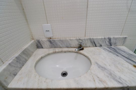 Banheiro social  de apartamento para alugar com 2 quartos, 90m² em Itapuã, Salvador