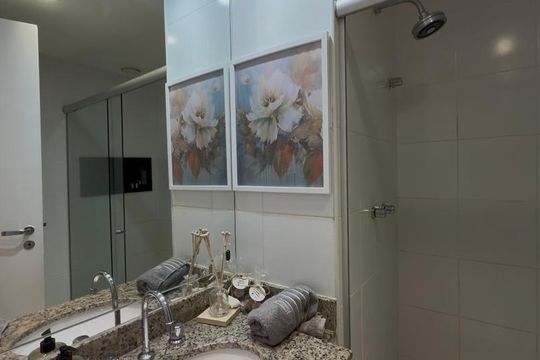 Banheiro social de apartamento à venda com 3 quartos, 96m² em Barra Olímpica, Rio de Janeiro