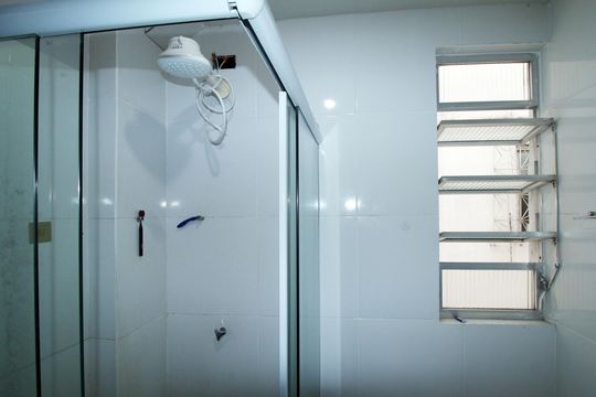 Banheiro de apartamento à venda com 2 quartos, 53m² em Olaria, Rio de Janeiro