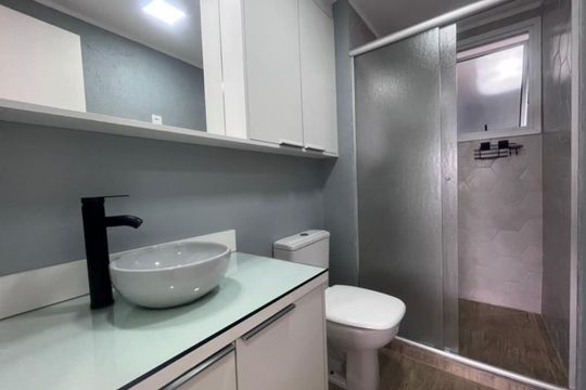 Banheiro de apartamento à venda com 2 quartos, 76m² em Morro Santana, Porto Alegre