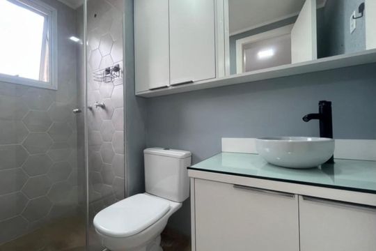 Banheiro de apartamento à venda com 2 quartos, 76m² em Morro Santana, Porto Alegre
