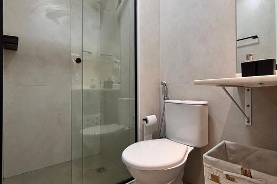 Banheiro de kitnet/studio para alugar com 1 quarto, 27m² em Indianópolis, São Paulo