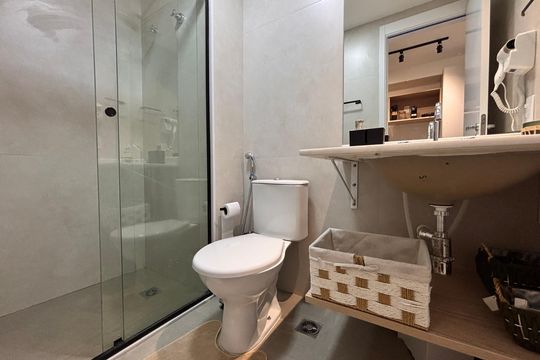 Banheiro de kitnet/studio para alugar com 1 quarto, 27m² em Indianópolis, São Paulo