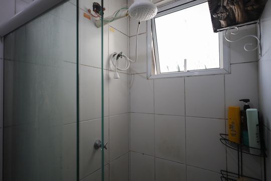 Banheiro de apartamento à venda com 3 quartos, 54m² em Padroeira, Osasco