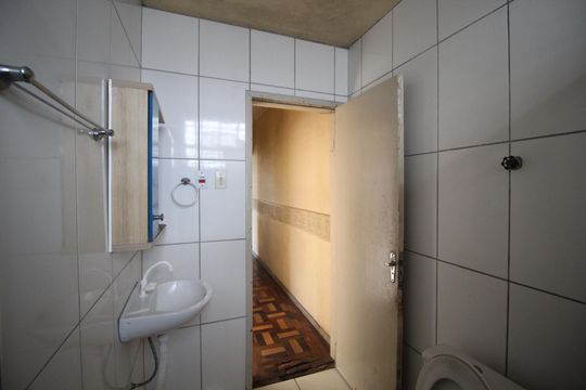 Banheiro de apartamento à venda com 2 quartos, 90m² em Passo D’areia, Porto Alegre
